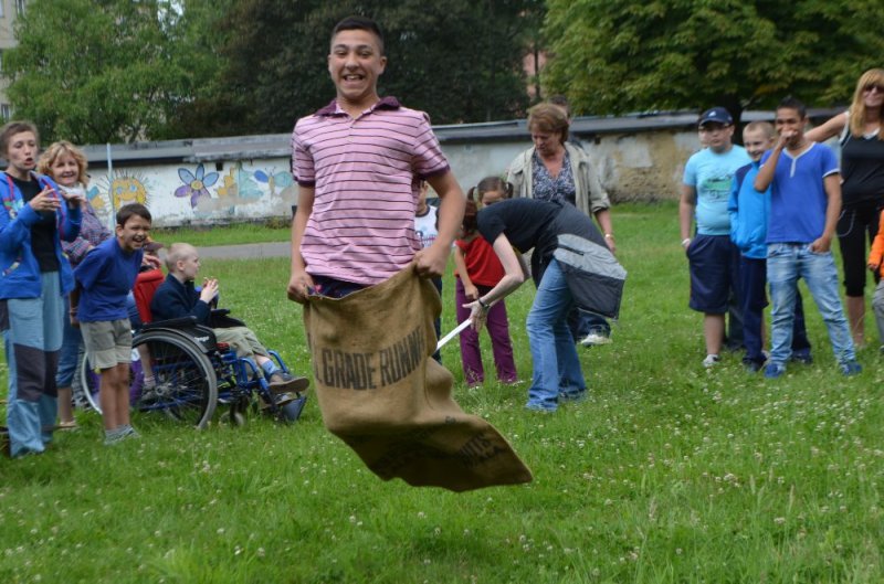 Den plný her